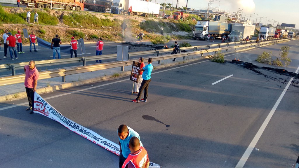 Central Única dos Trabalhadores fecha Via Parafuso em protesto