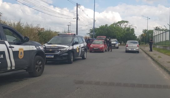 Corpo é encontrado dentro de carro roubado perto do Hospital do Subúrbio, em Salvador; Polícia Civil apura 