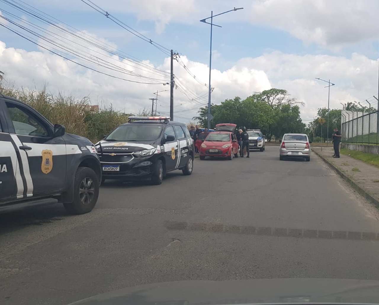 Corpo é encontrado dentro de carro roubado perto do Hospital do Subúrbio, em Salvador; Polícia Civil apura 