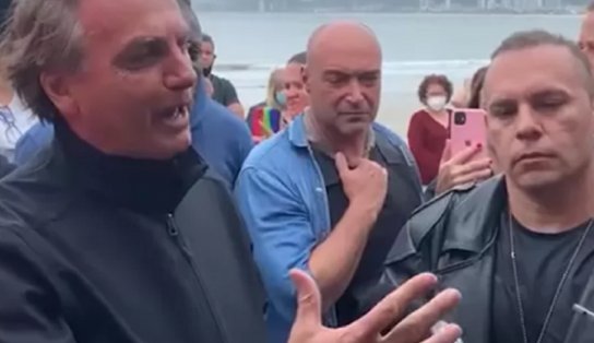 Na praia do Guarujá, Bolsonaro se esquiva de questionamento sobre 600 mil mortes na pandemia: "não vim me aborrecer"