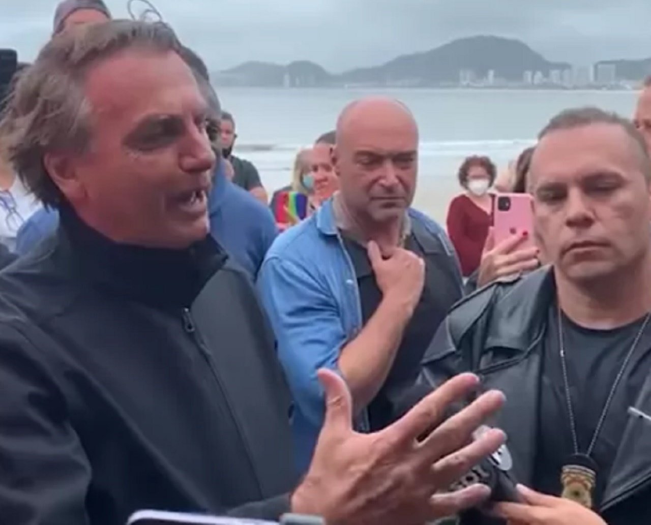 Na praia do Guarujá, Bolsonaro se esquiva de questionamento sobre 600 mil mortes na pandemia: "não vim me aborrecer"