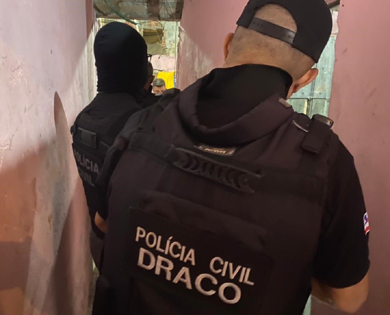 Policial civil é baleado e dois criminosos morrem em ação de combate a ladrões de bancos, em Salvador