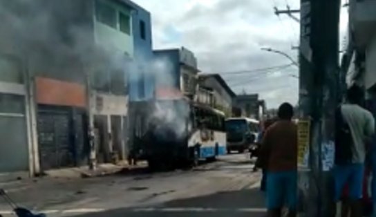 Cidade Baixa: ônibus pega fogo próximo ao Largo dos Mares, em Salvador; veja vídeo