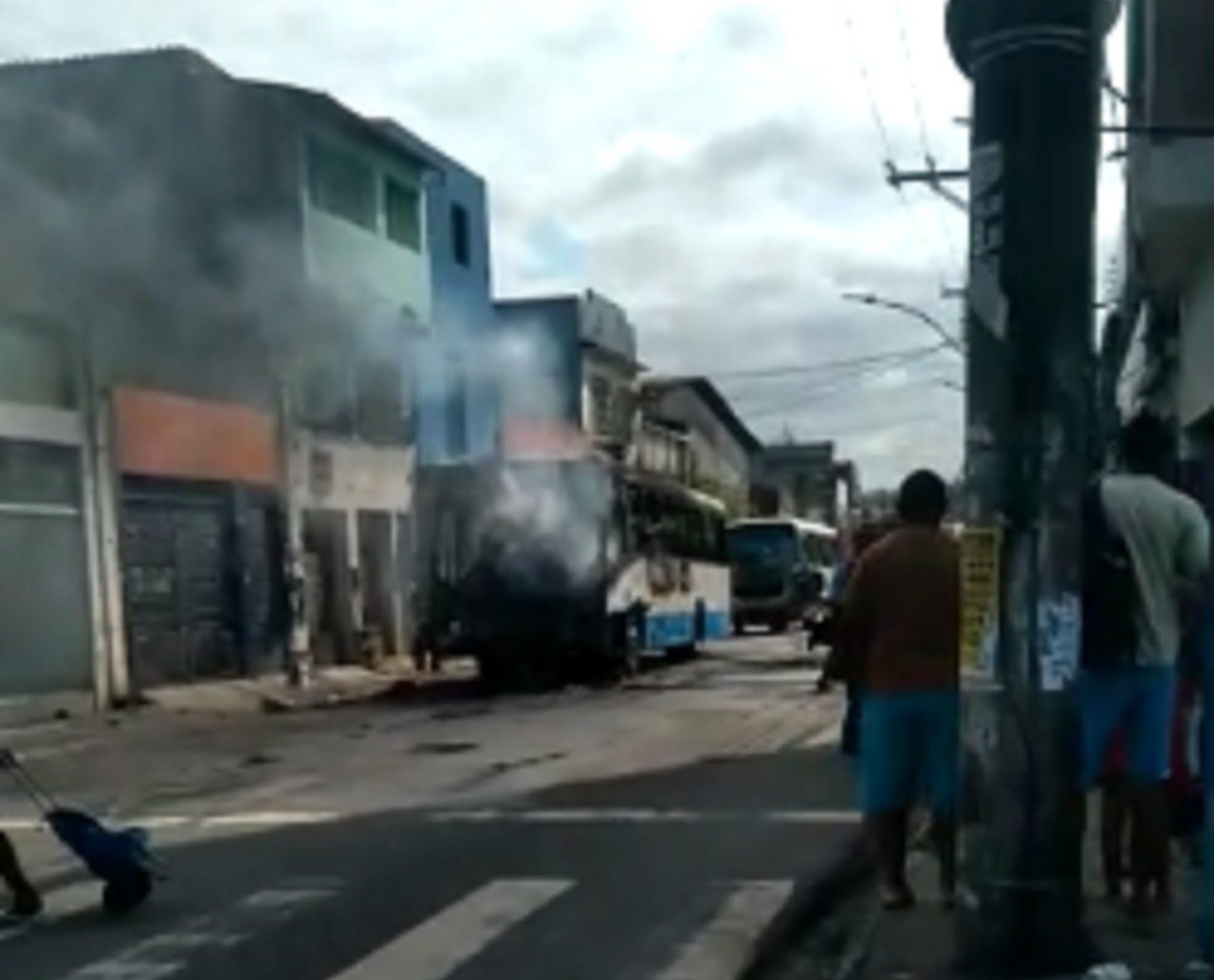 Cidade Baixa: ônibus pega fogo próximo ao Largo dos Mares, em Salvador; veja vídeo