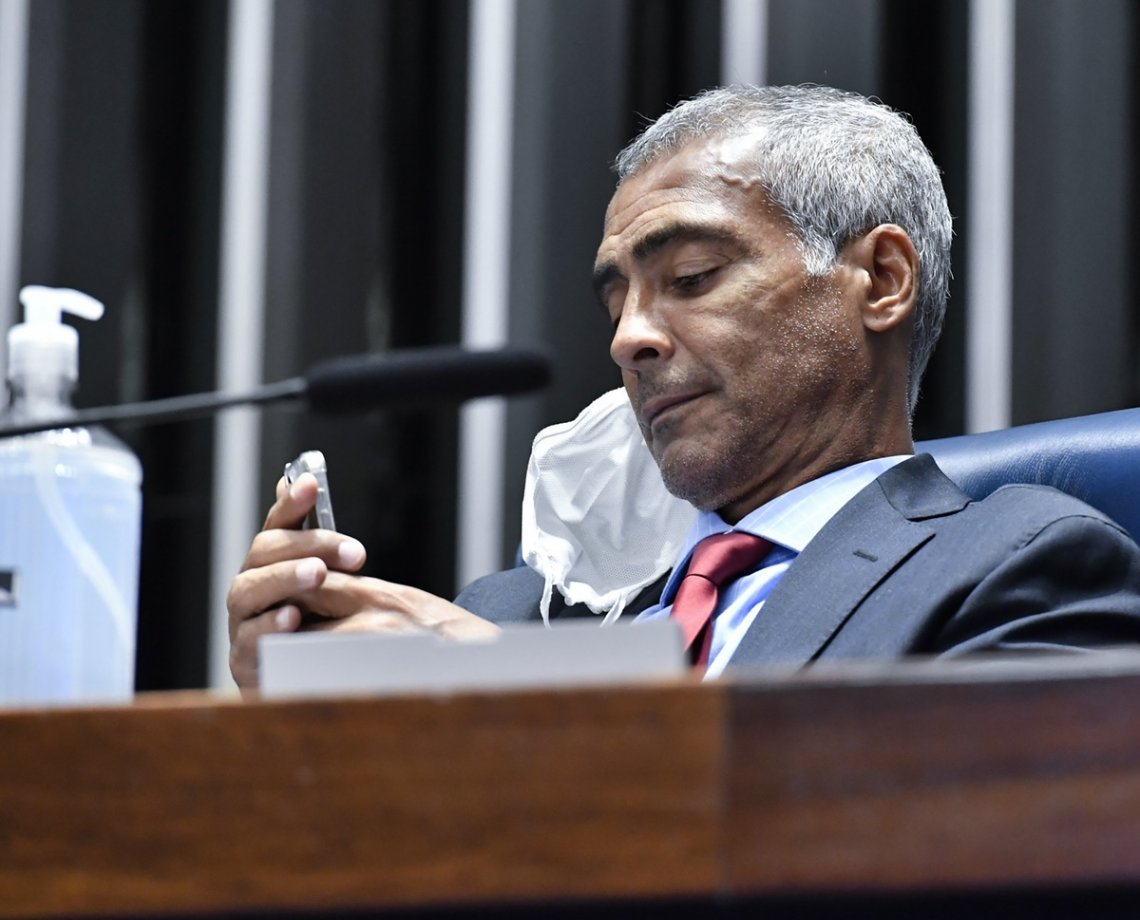 Romário diz que prefere Bolsonaro a Lula e opina que antes “o país estava uma merda”