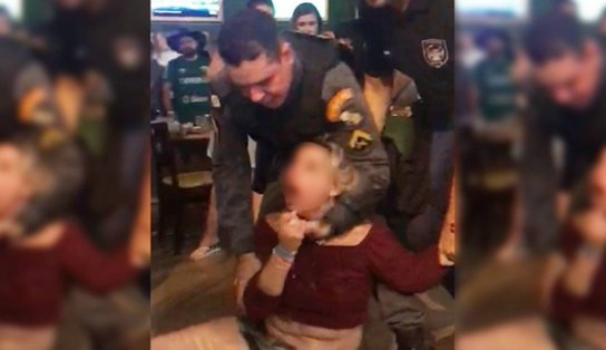 Vídeo: mulher bêbada joga cerveja na cara de PM e vai presa por desacato a autoridade