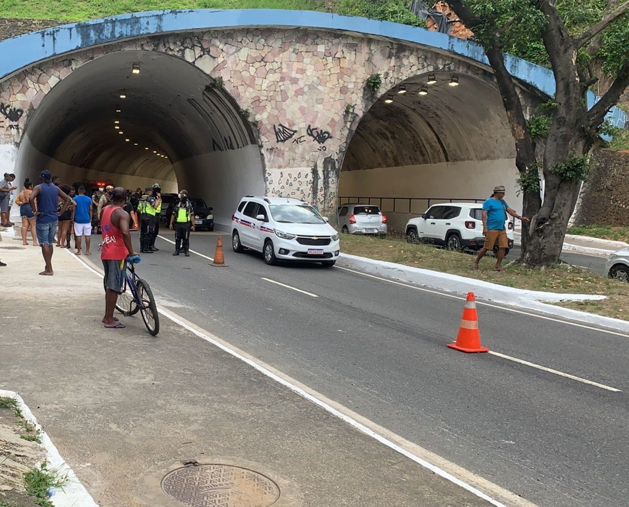 Soldado do Exército morre em acidente de moto na Avenida Centenário, em Salvador; vítima seguia para casa