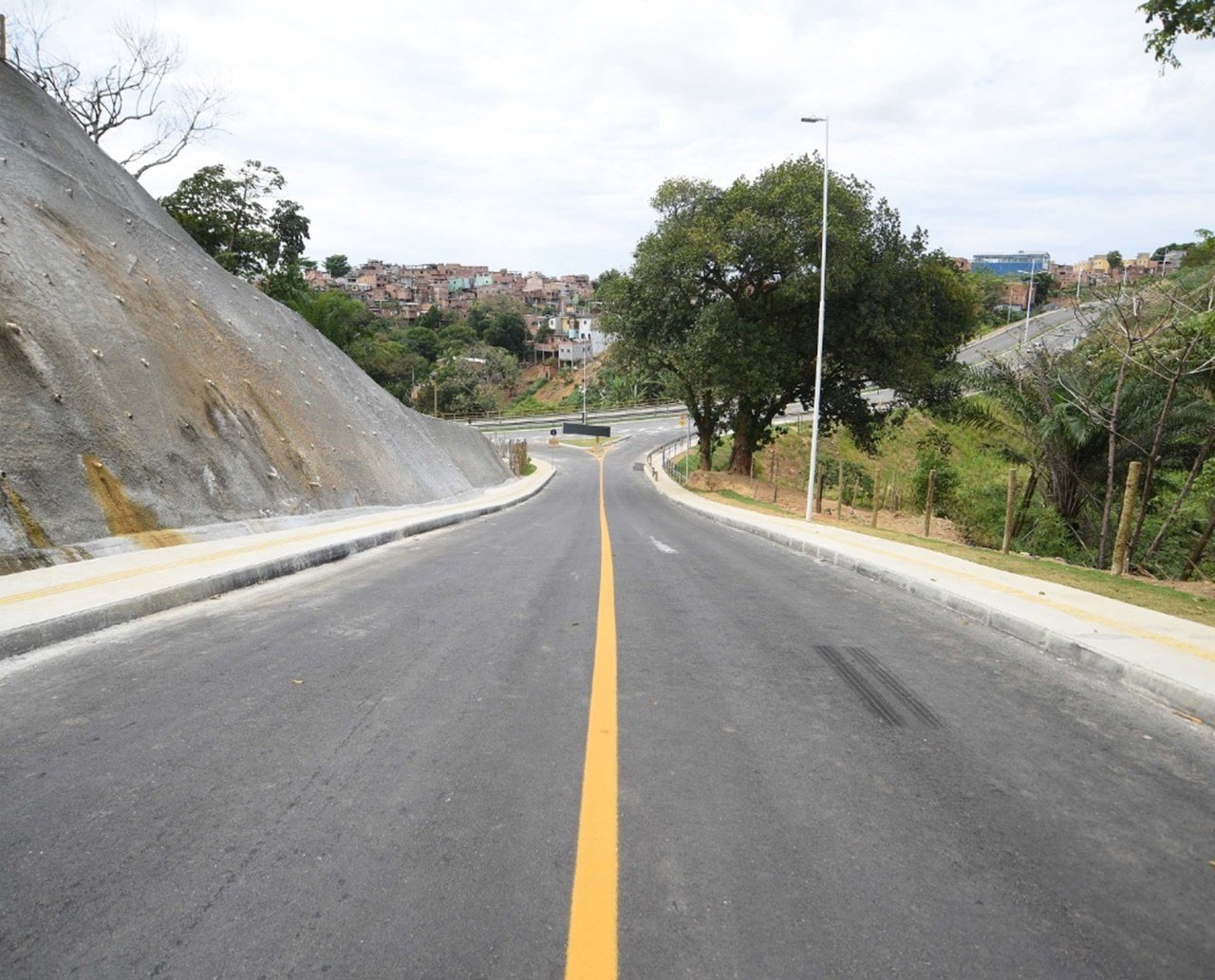 Com iluminação em LED, nova via é inaugurada em Jardim Nova Esperança; obra facilita acesso à Paralela e Pau da Lima