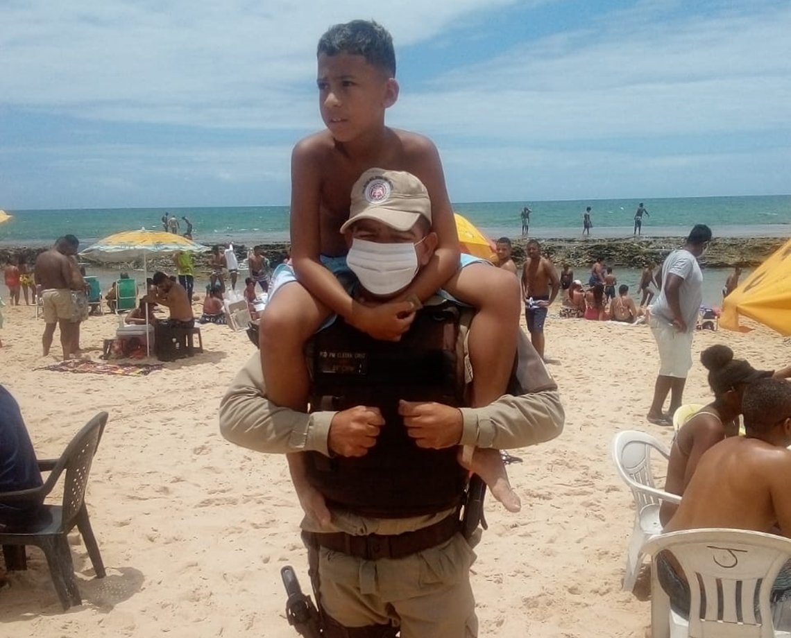 Menino se perde em praia no dia das crianças e é ajudado por PM a encontrar mãe; "Eu sou pai e sei da aflição"