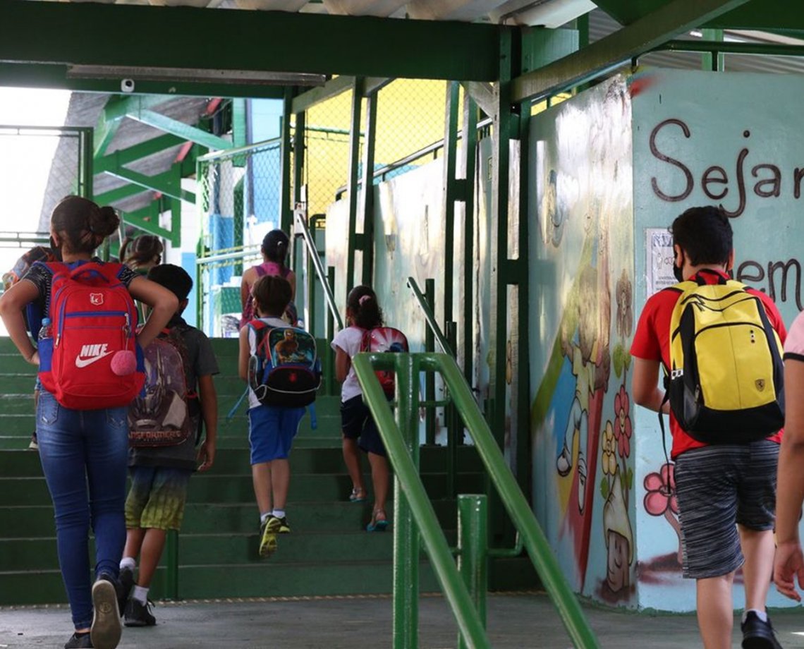 Bolsonaro sanciona lei que prorroga medidas excepcionais na educação; está suspensa a quantidade mínima de dias letivos