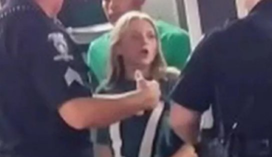 Deu ruim! Casal é expulso de estádio após ser flagrado em suposta cena de sexo no banheiro; veja vídeo