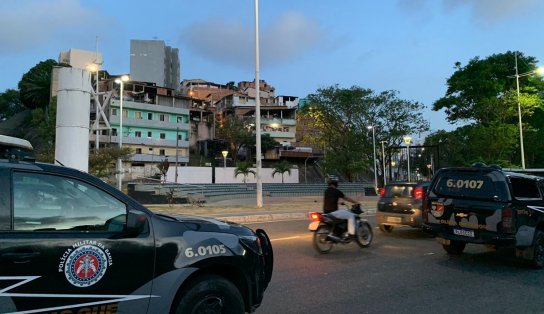 Vídeos: muitos tiros são ouvidos no Ogunjá após assalto; helicóptero do Graer e diversas viaturas estão no local