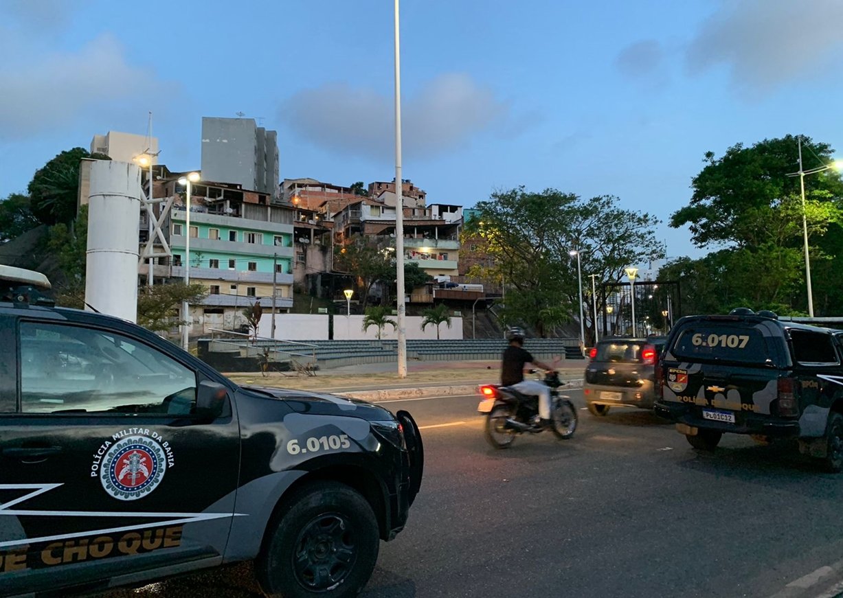 Vídeos: muitos tiros são ouvidos no Ogunjá após assalto; helicóptero do Graer e diversas viaturas estão no local