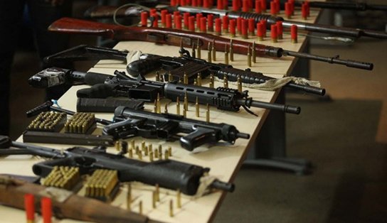 Decreto do Governo do Estado pode render aos policiais baianos prêmio de até R$ 6 mil por arma apreendida; medida entrou em vigor neste sábado