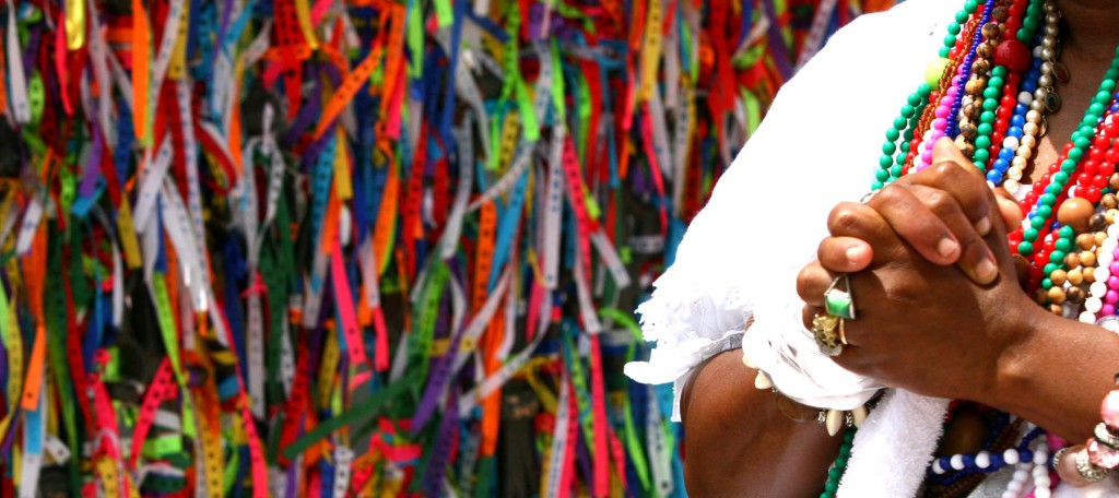 Baianos e turistas sobem a Colina Sagrada na última sexta-feira do ano