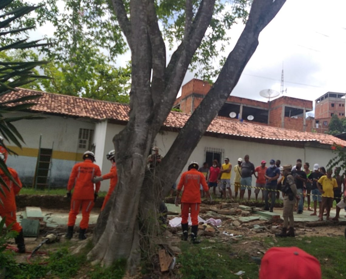 Muro de colégio cai e mata criança de 12 anos em Itabuna; pai está gravemente ferido