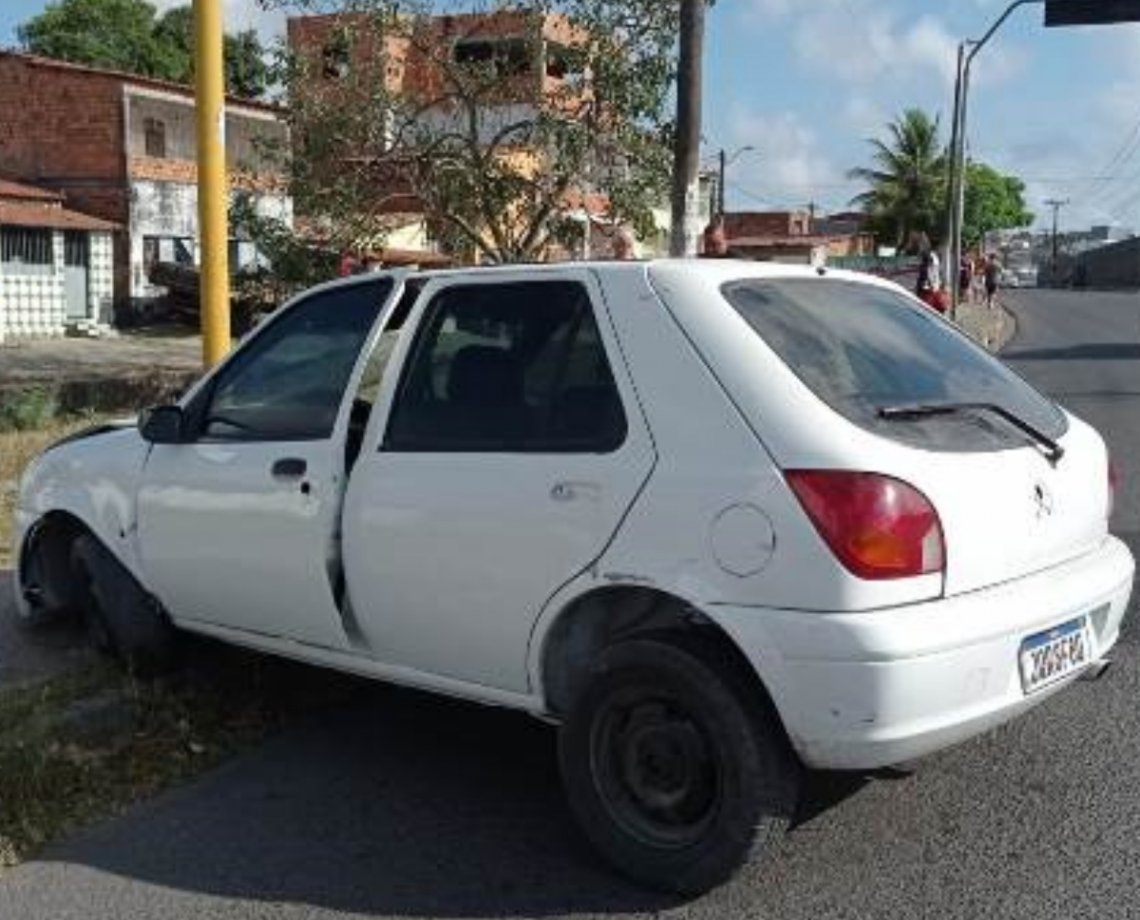 Carro bate em sinaleira na Avenida de Canal em Feira de Santana