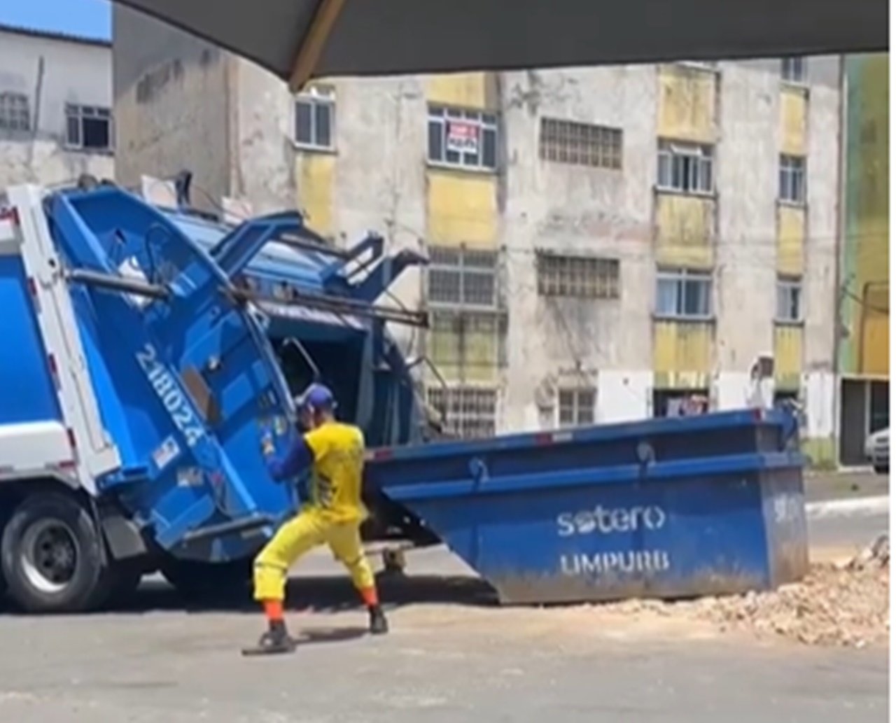 "Tá limpeza!": gari esbanja simpatia e desenvoltura curtindo "pagodão" durante coleta de lixo em Salvador; assista