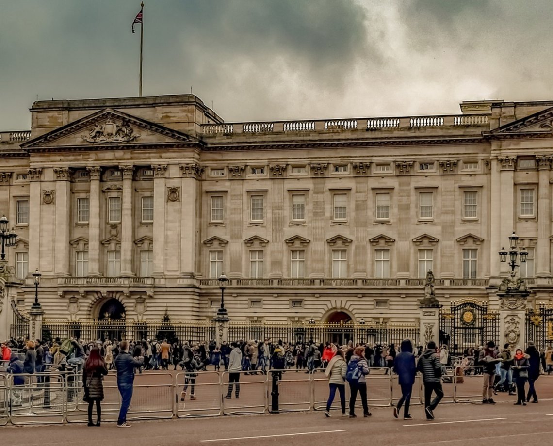 Motoristas e agentes de limpeza têm oportunidades de emprego com a família real britânica; salários chegam a R$ 169 mil ao ano