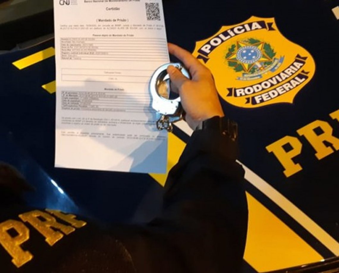 Em Vitória da Conquista, PRF prende dois passageiros de ônibus foragidos da Justiça