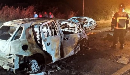 Homem morre carbonizado após acidente de carro na Bahia; outras duas pessoas ficaram feridas