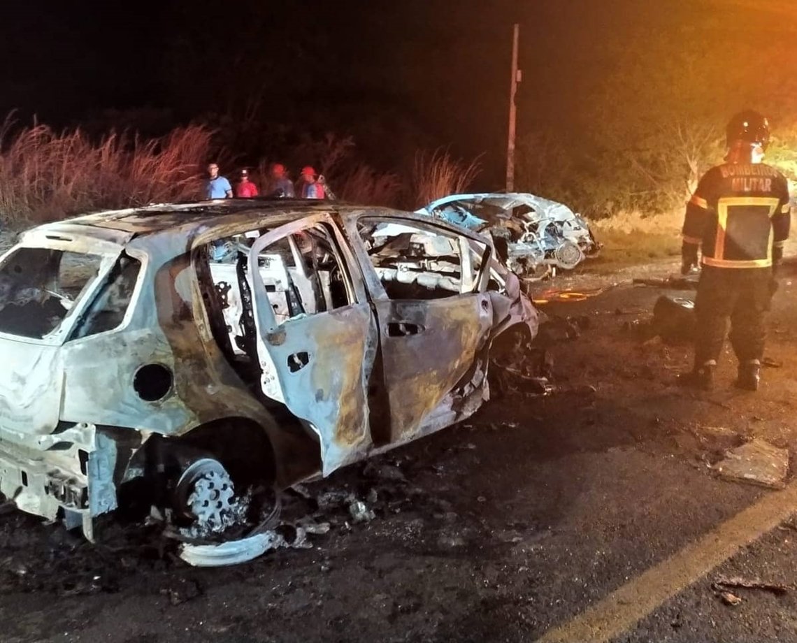 Homem morre carbonizado após acidente de carro na Bahia; outras duas pessoas ficaram feridas