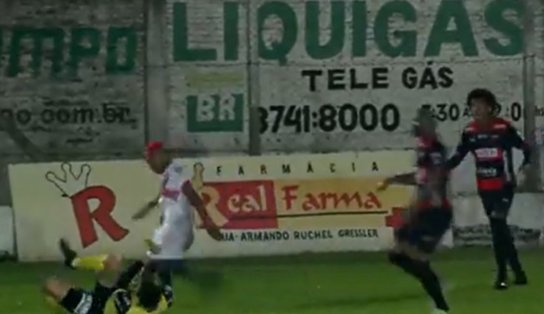 Deu ruim! Jogador que agrediu árbitro com chute na cabeça é suspenso do futebol por 2 anos