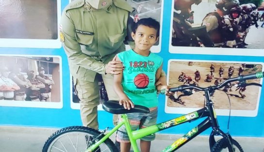 Garoto de 7 anos que guarda carros em Jequié é presenteado com bicicleta nova