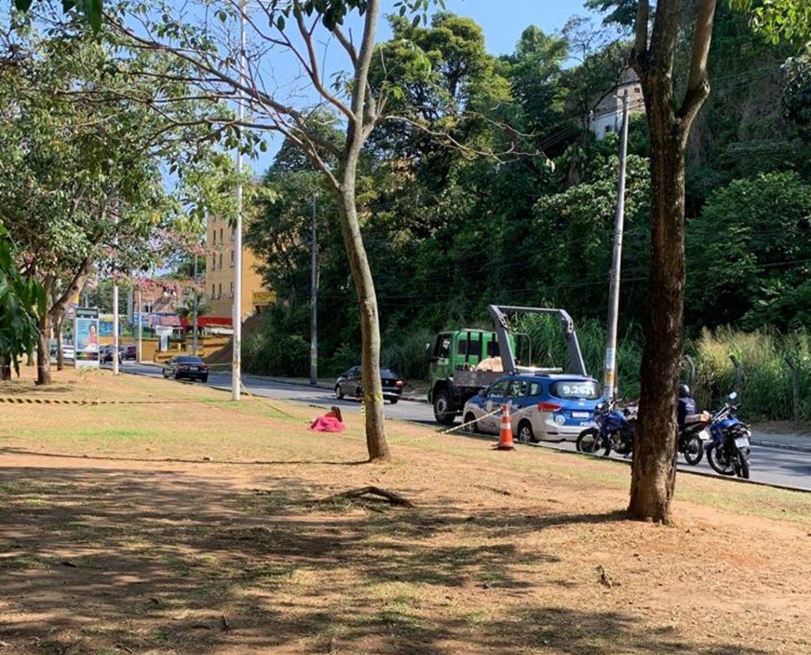 Mulher é executada na frente de três crianças na Avenida Ogunjá, em Salvador; criminosos estavam em carro branco