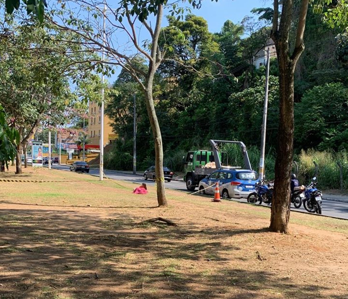 Mulher é executada na frente de três crianças na Avenida Ogunjá, em Salvador; criminosos estavam em carro branco