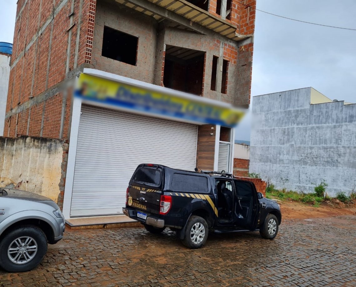 PF cumpre mandados de busca e apreensão em operação de combate ao contrabando de cigarro na Bahia