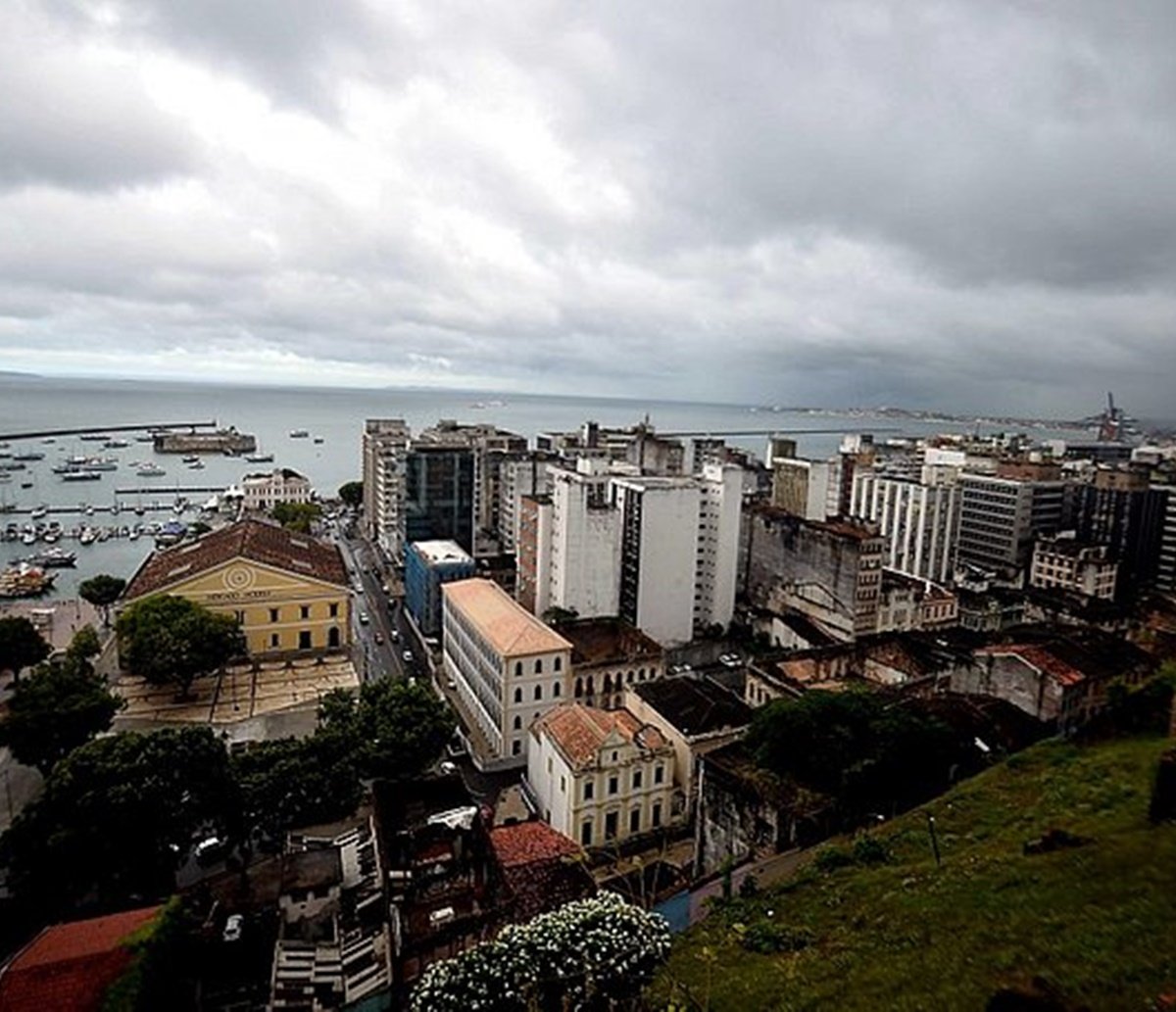 O "cacau" caiu e a energia também: bairros de Salvador sofrem com falta de energia e Coelba aumenta número de equipes