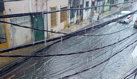 Com requalificação entregue há um mês, rua da Cidade Baixa fica alagada e moradores se revoltam