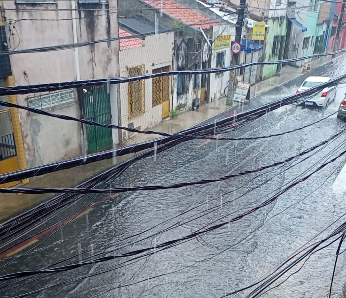 Com requalificação entregue há um mês, rua da Cidade Baixa fica alagada e moradores se revoltam