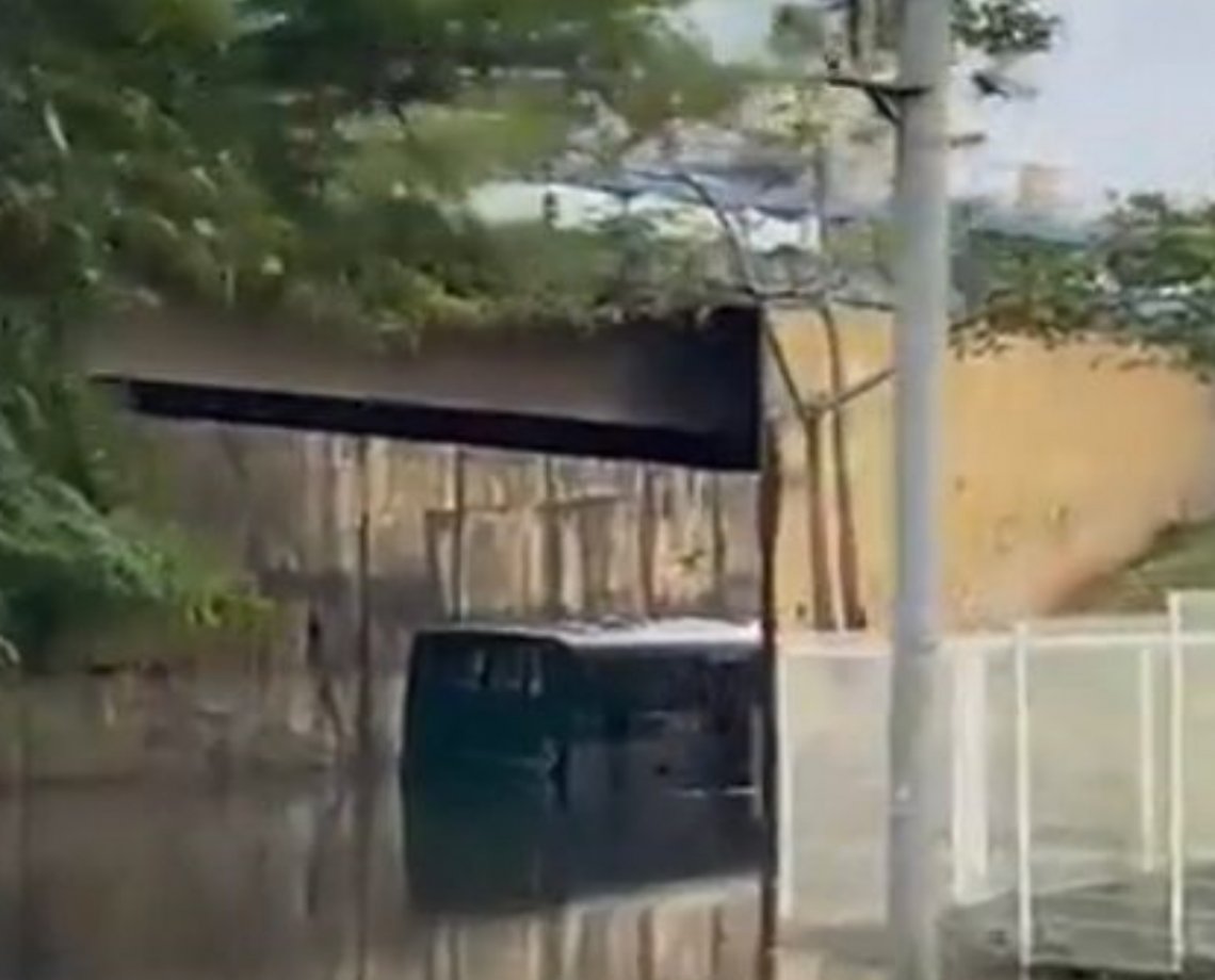 Ônibus fica ilhado próximo a Arena Fonte Nova após fortes chuvas em Salvador; assista