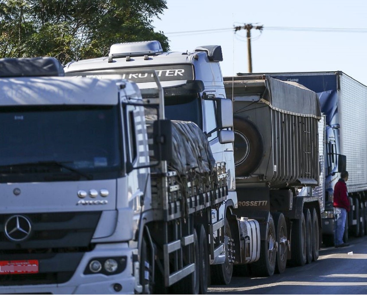 Presidente anuncia apoio para 750 mil caminhoneiros comprarem diesel; último reajuste entrou em vigor no dia 1º de outubro