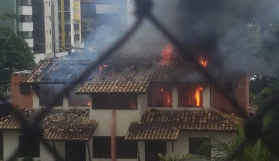 Bombeiros combatem incêndio em residência no Jardim Armação; chamas são de grande proporção