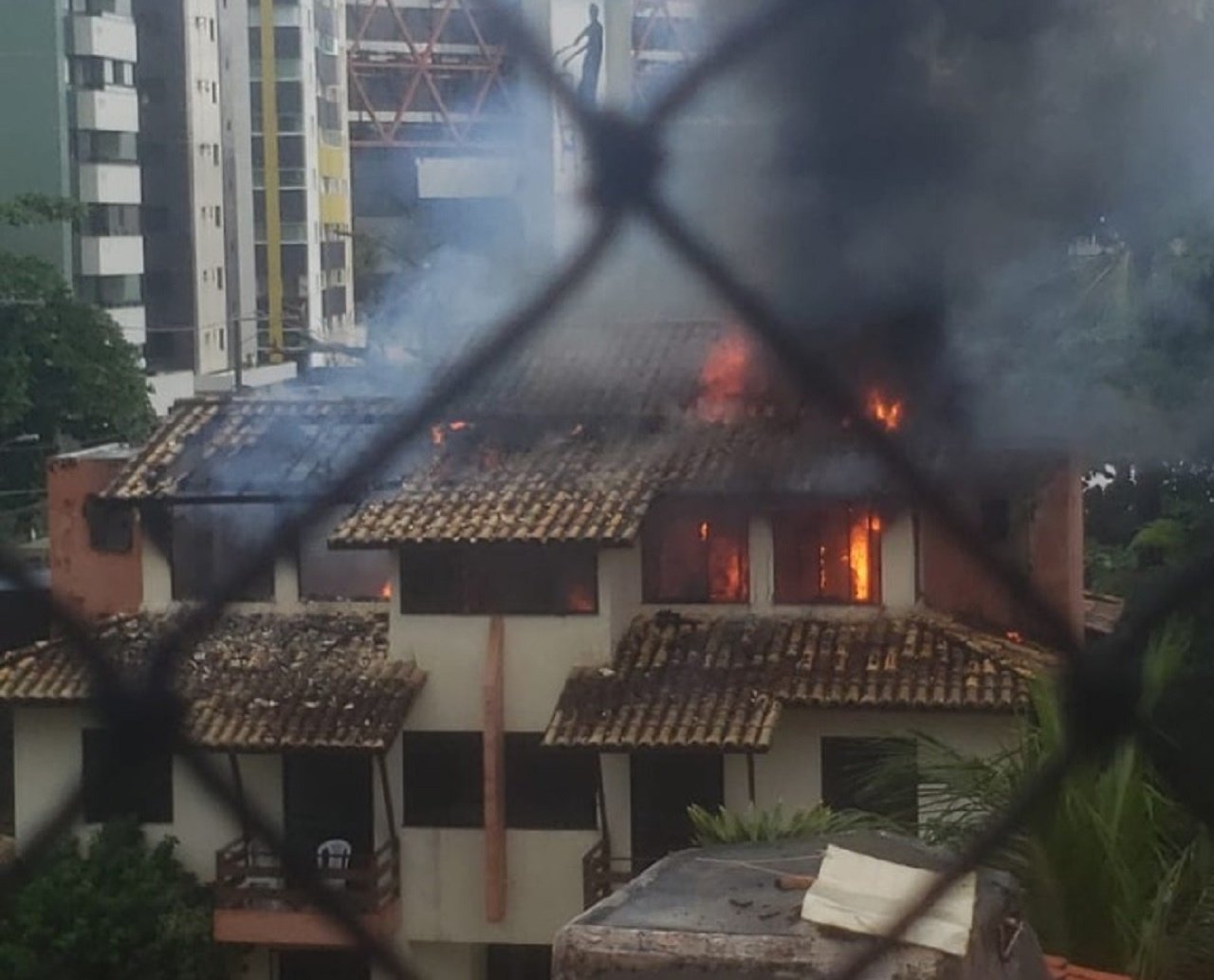 Bombeiros combatem incêndio em residência no Jardim Armação; chamas são de grande proporção