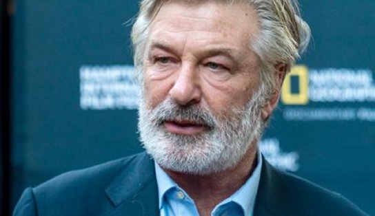 Lamentável! Alec Baldwin mata diretora ao disparar acidentalmente arma cenográfica em gravação de filme