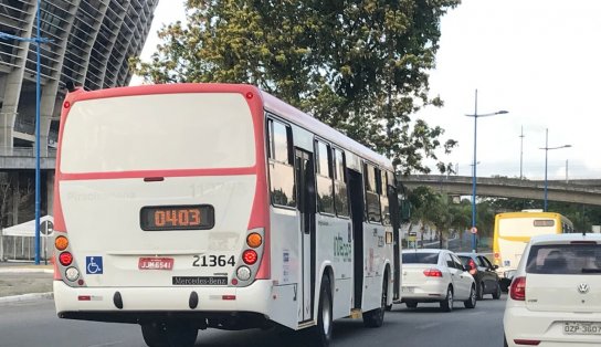 Janelas que não abrem, adesivos e muito calor: ônibus já usados em Brasília por anos irritam até rodoviários de Salvador 