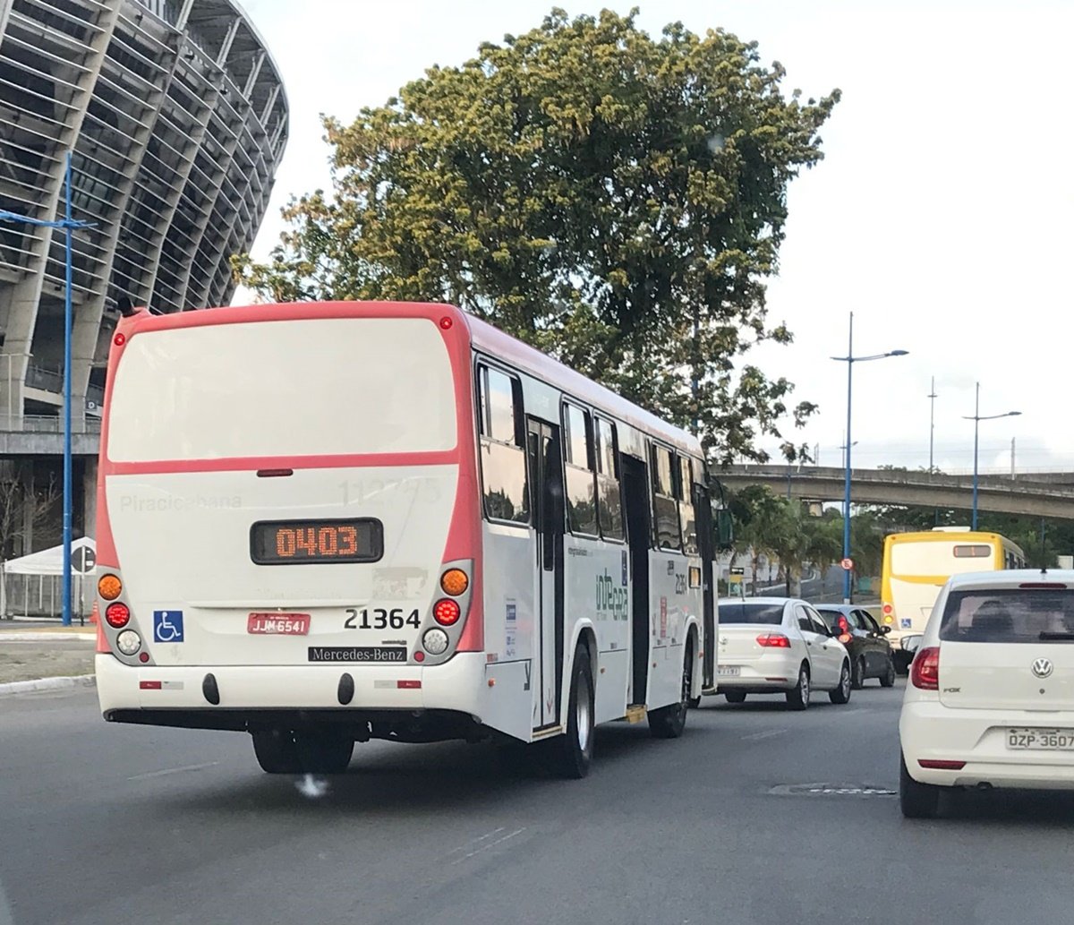 Janelas que não abrem, adesivos e muito calor: ônibus já usados em Brasília por anos irritam até rodoviários de Salvador 