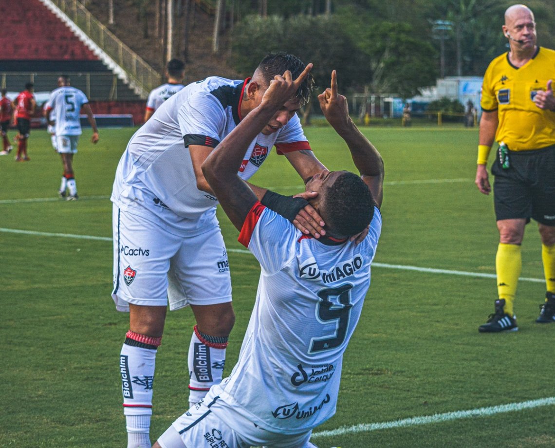 Após goleada contra o Brasil-RS, Wagner Lopes revela superstição com uniforme branco do Vitória