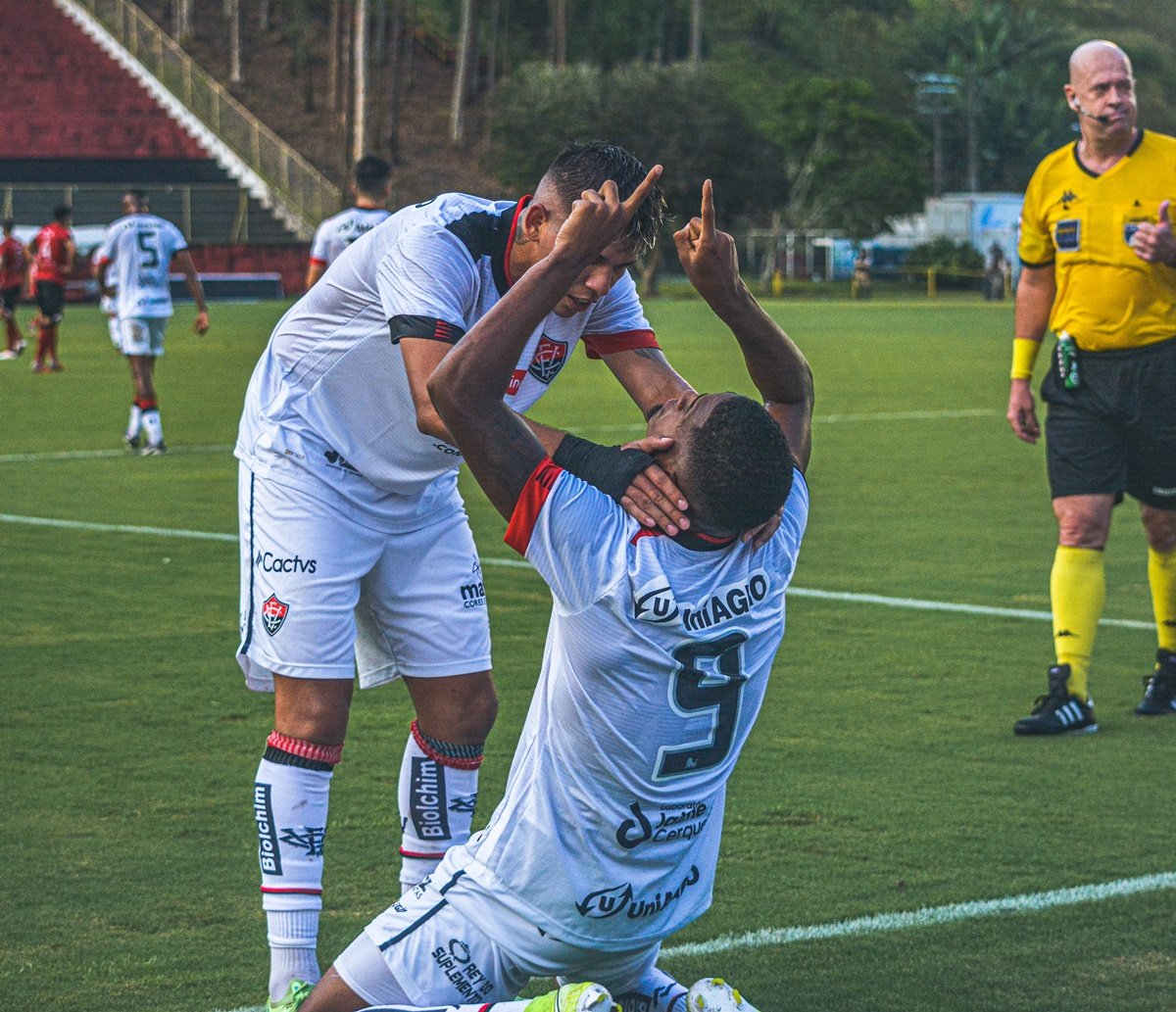 Após goleada contra o Brasil-RS, Wagner Lopes revela superstição com uniforme branco do Vitória