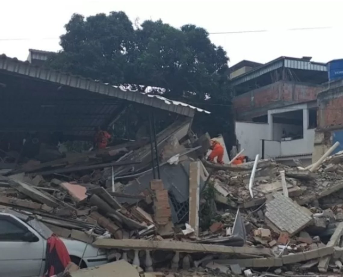 Prédio de três andares desaba no Rio de Janeiro e deixa um morto e três feridos