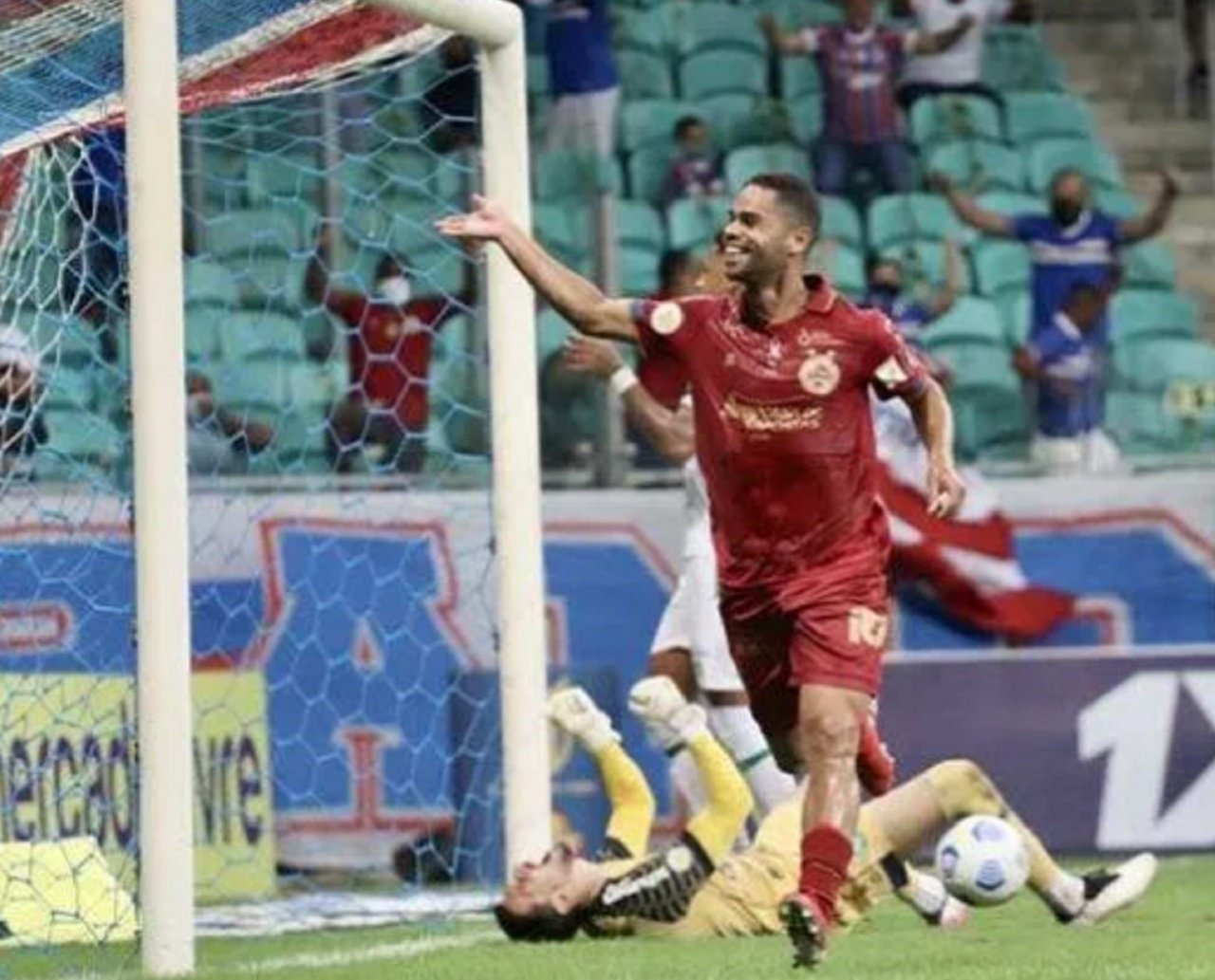 Bahia vence a Chapecoense por 3 a 0, sai da zona de degola e respira na tabela do Brasileirão