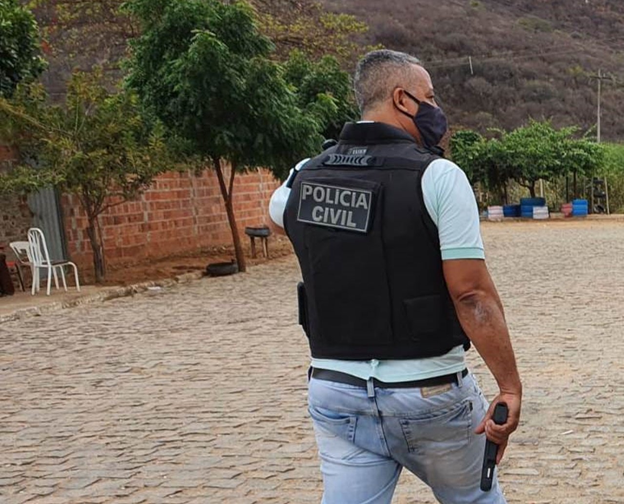  Polícia prende homem investigado por atacar mulher com golpes de facão no interior da Bahia