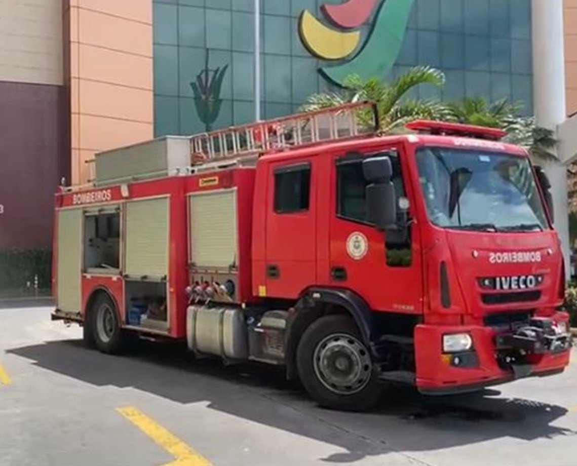 Incêndio em restaurante assusta clientes de shopping de Salvador; veja vídeos