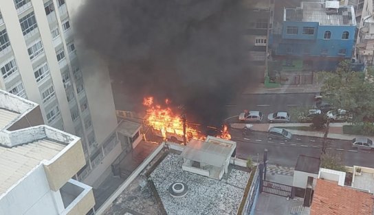 Ônibus pega fogo na Barra; fumaça assusta moradores e pode ser vista até do ferry 