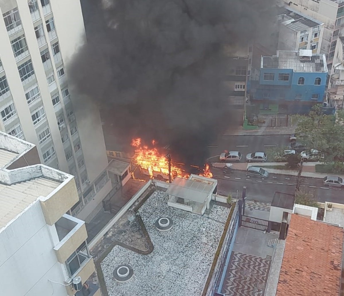 Ônibus pega fogo na Barra; fumaça assusta moradores e pode ser vista até do ferry 