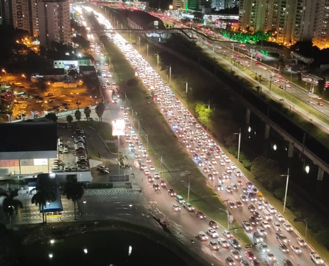 Motociclistas fazem manifestação contra aumento da gasolina e travam Paralela; veja vídeos 